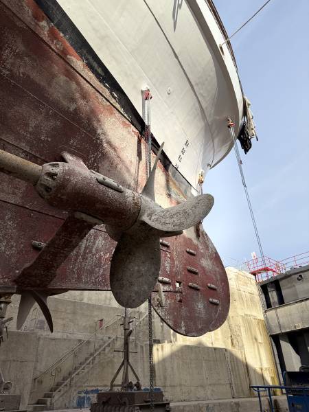 MANUTENTION LOURDE À BORD DU SS DELPHINE (vidéo YouTube)