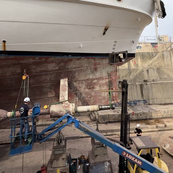 Dépose du premier tronçon de ligne d’arbre sur le SS Delphine – Une opération technique majeure menée par CMH Industrie(Vidéo YouTube)