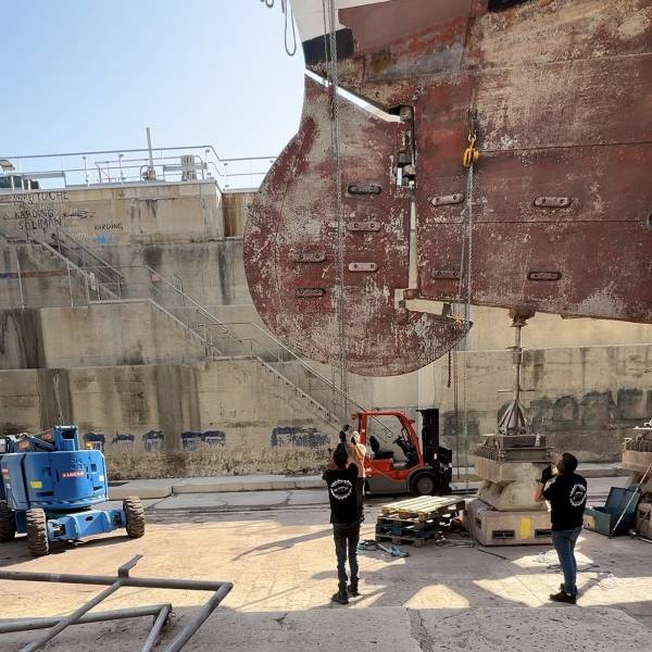 Dépose du safran (gouvernail) du SS Delphine – Une opération de haute précision menée par CMH Industrie(Vidéo YouTube)