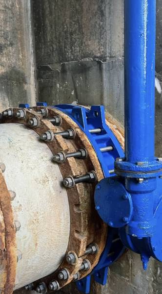 Maintenance d'une vanne d'alimentation en eau de mer DN700 collecteur pasteur de grand bassin à l'arsenal de Toulon