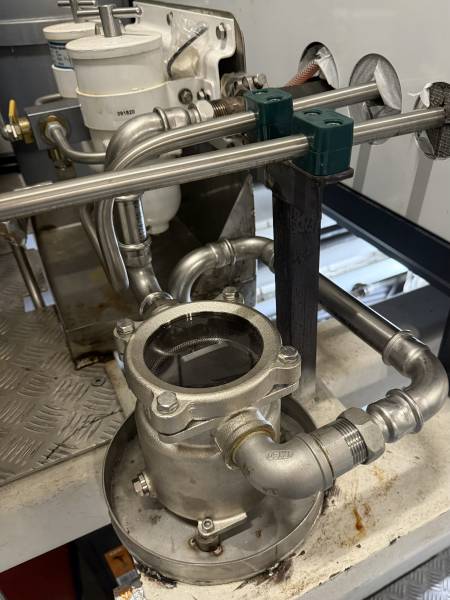 Installation d’un Circuit d’Eau de Mer avec Filtre et Bac de Récupération pour Yacht dans le Var 83