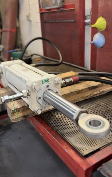 Intervention technique : Vérin de manœuvre gouvernail – Yacht a Marseille